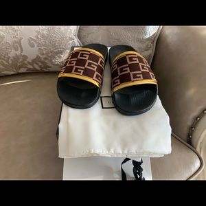 GUCCI men 8G brown SQUARE G Jersey black rubber PURSUIT slides FLIP-FLOP sandals
